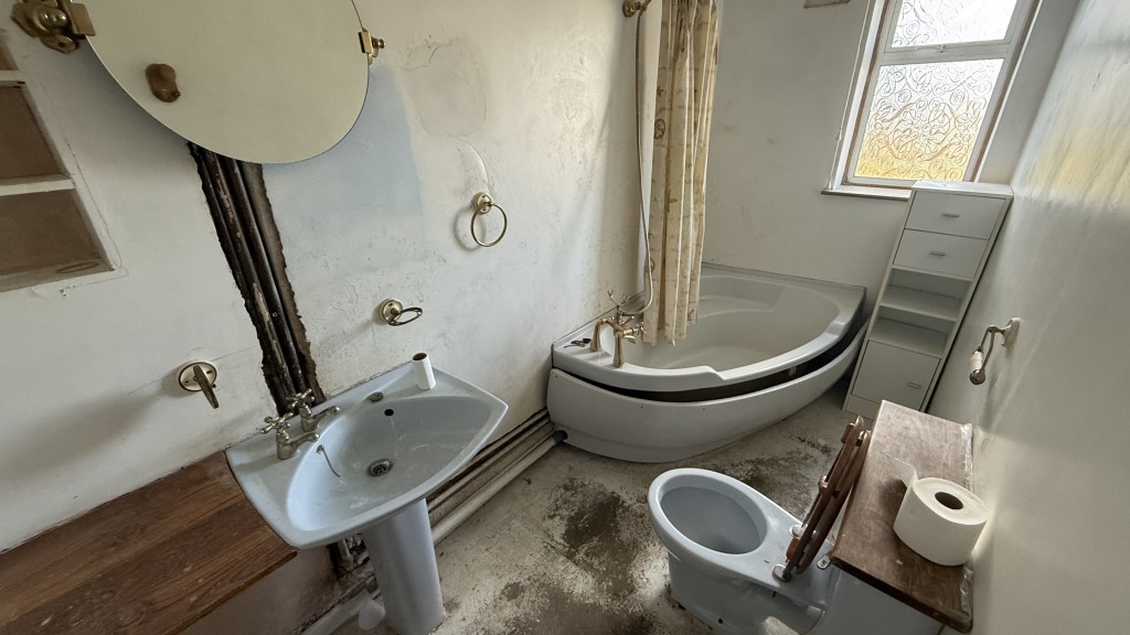 Lot: 39 - SEMI-DETACHED HOUSE FOR REPAIR AND REFURBISHMENT - Internal image of ground floor bathroom